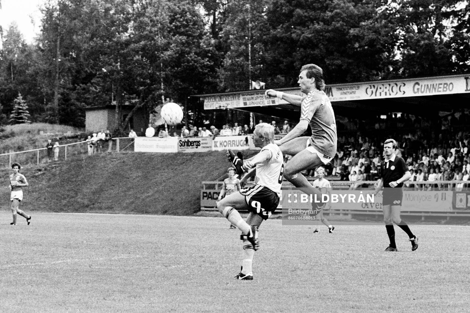 Fotboll, Div 2 Södra, Markaryd - Mjällby, 0-5: Sven-Bertil Andersson, Mjällby attackeras bakifrån.