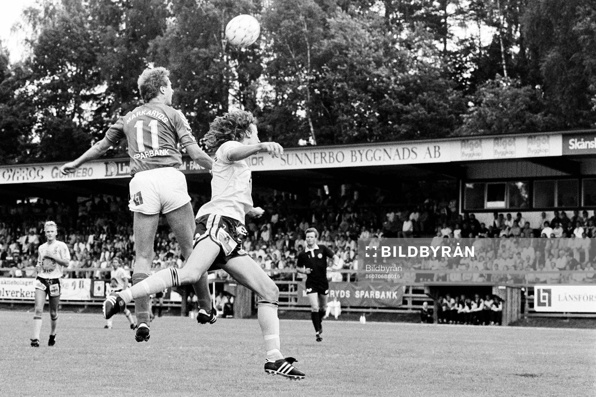 Fotboll, Div 2 Södra, Markaryd - Mjällby, 0-5: Flemming Pehrson, Mjällby i en nickduell.
