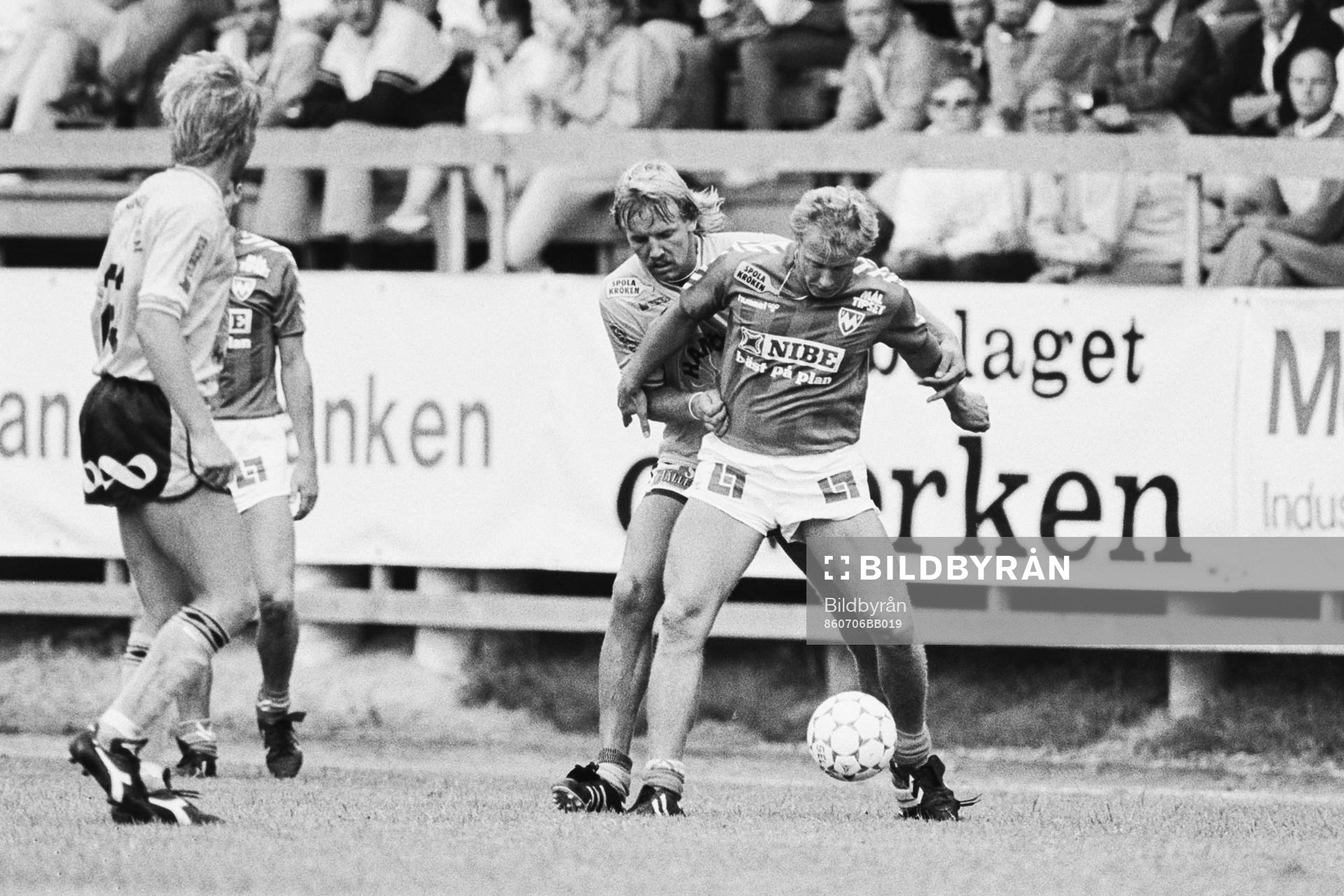 Fotboll, Div 2 Södra, Markaryd - Mjällby, 0-5: Mjällbys Hans Larsson i ryggen på Per-Åke Antonsson, Markaryd.