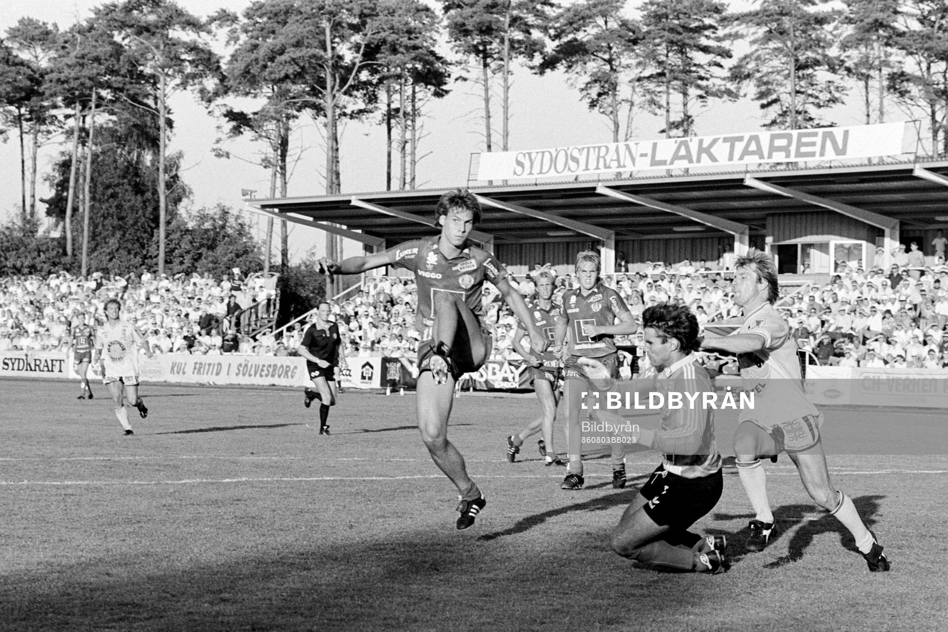 Mjällbys Flemming Pehrson i ryggen på helsingborgs
