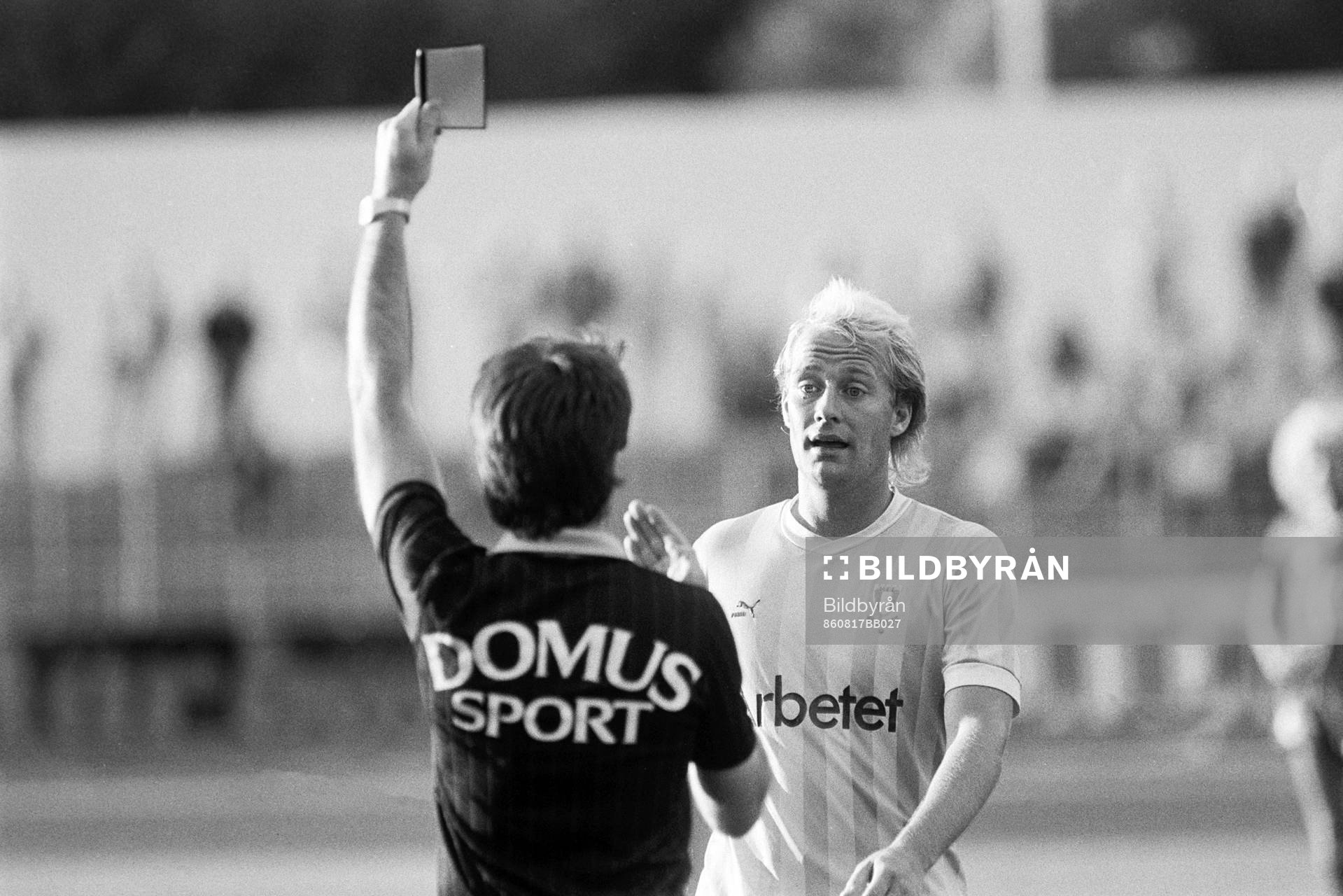 Fotboll, Allsvenskan, Malmö FF - Kalmar FF, 1-0: Mats Magnusson, Malmö varnas av domare Rolf Ericsson, Stockholm.