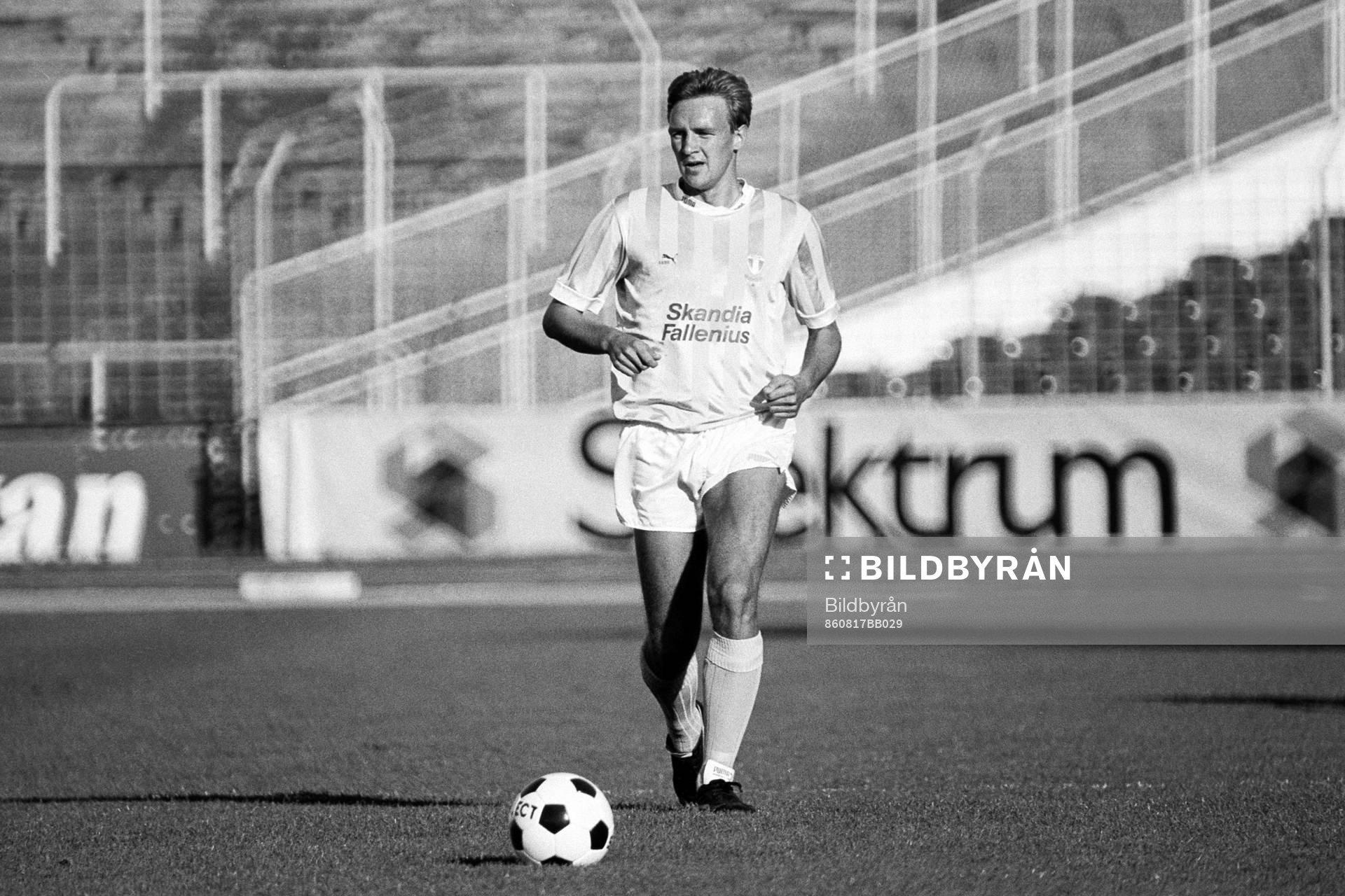Fotboll, Allsvenskan, Malmö FF - Kalmar FF, 1-0: Torbjörn Persson, Malmö med bollen.