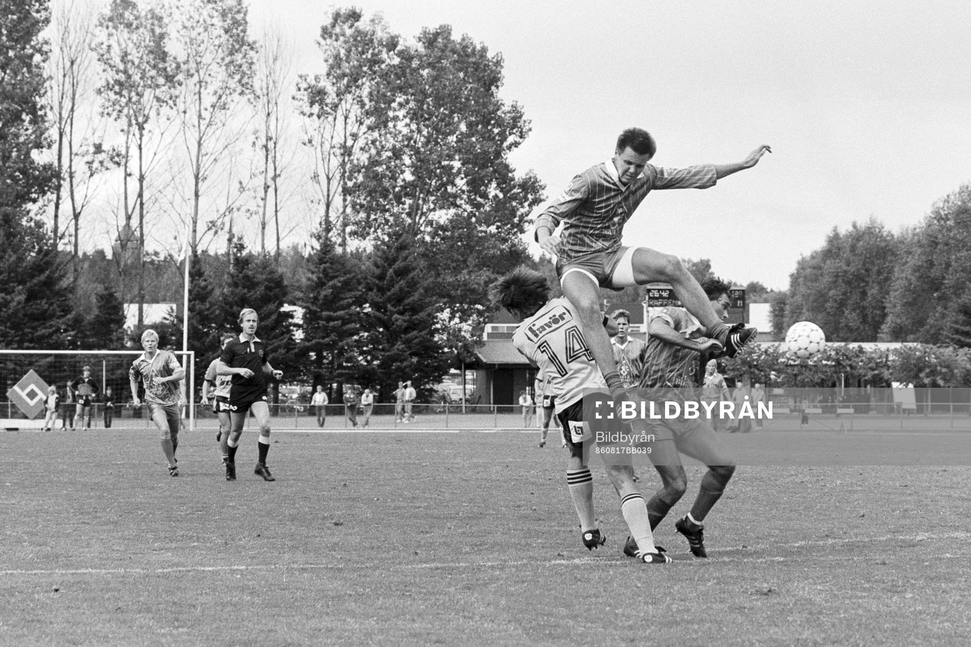 Fotboll, Div 3 Skåne, IFK Hässleholm - IFK Malmö, 2-1: Kamp om bollen.