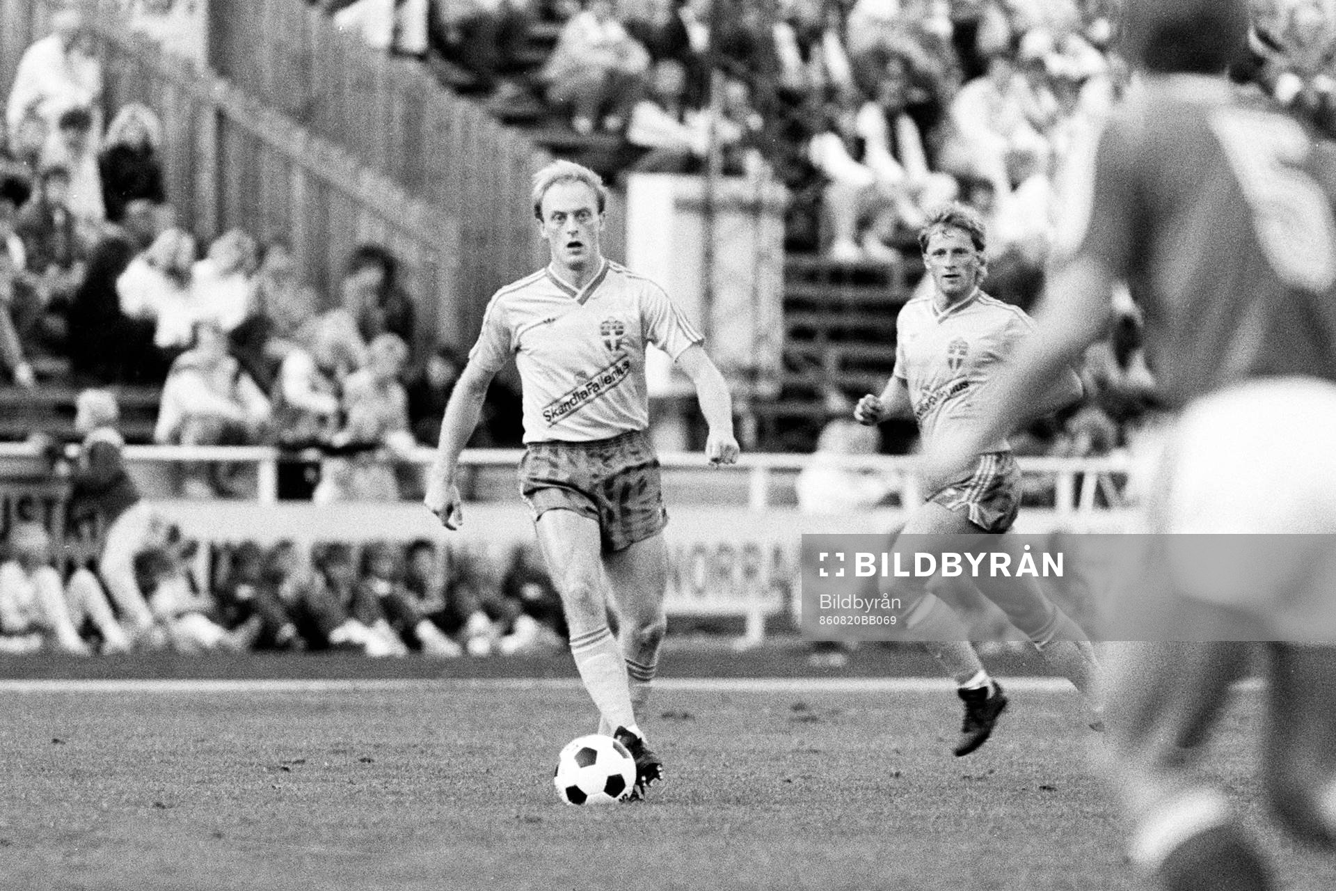 Fotboll, OS-Kval, Sverige - Sovjet, 0-2: Gunnar Samuelsson, Sverige med bollen.