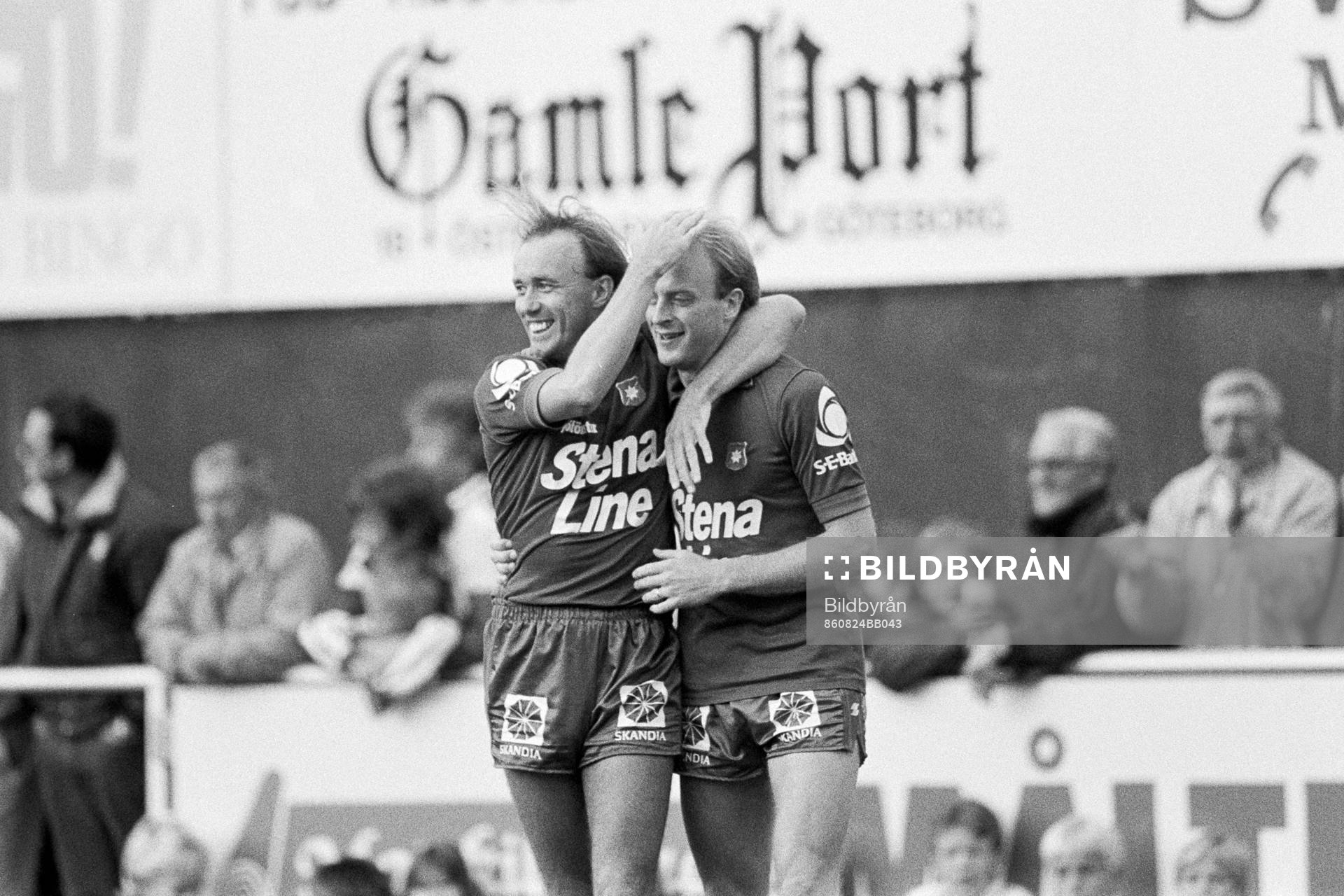 Fotboll, Skandiacupen, Västra Frölunda - Örgryte, 6-4: Sammy McIlroy och Gunnar Samuelsson, Örgryte jublar efter mål.