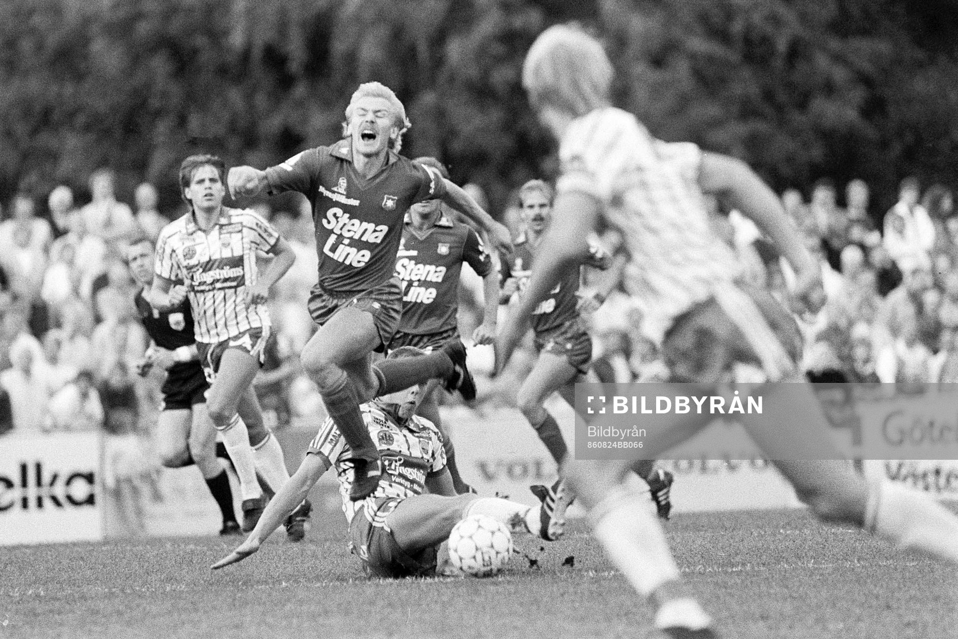 Fotboll, Skandiacupen, Västra Frölunda - Örgryte, 6-4: Jan Hellström, Örgryte fälls.