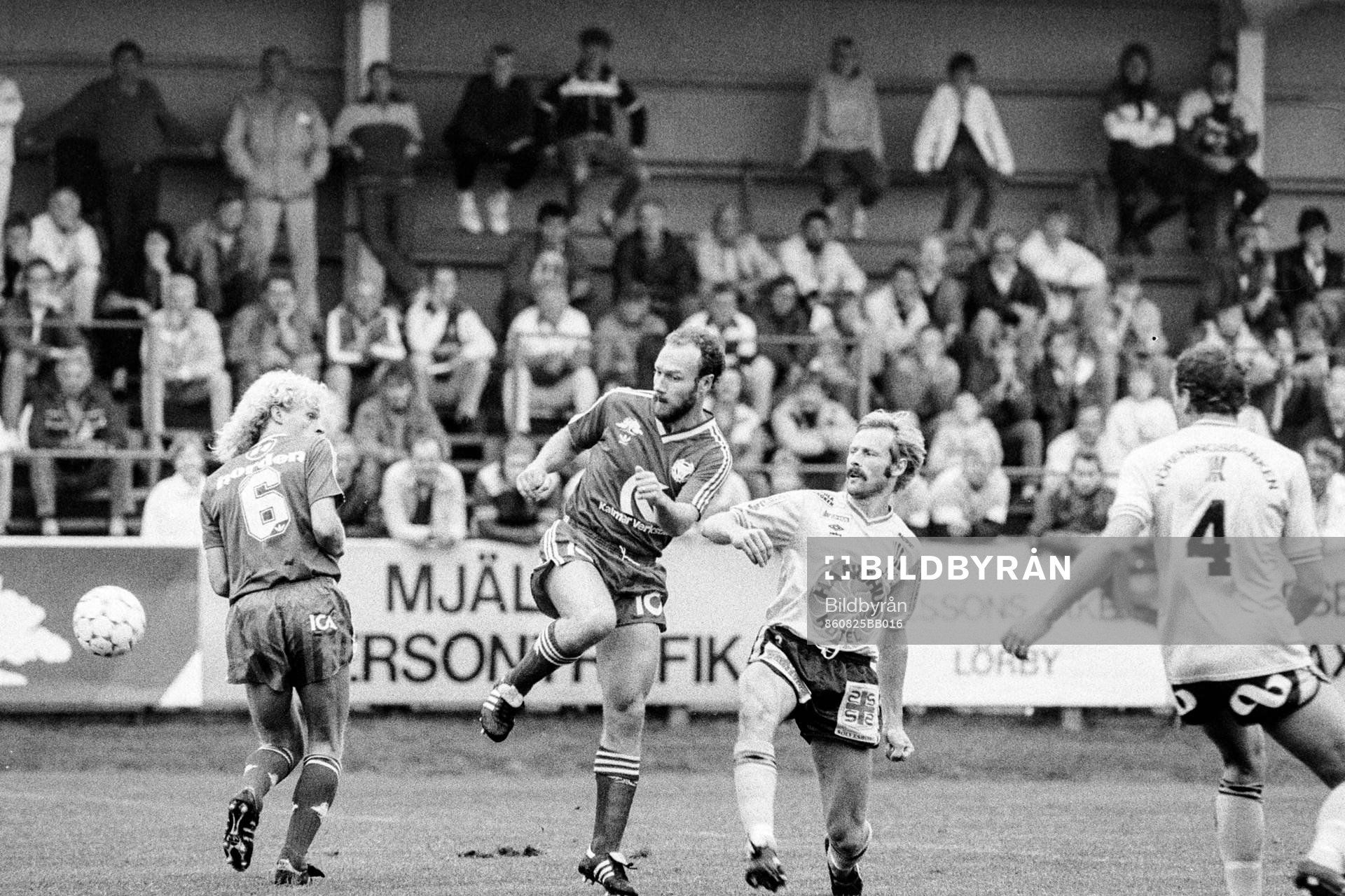 Fotboll, Skandiacupen, Mjällby - Kalmar FF, 1-4: Johnny Erlandsson, Kalmar i mitten.