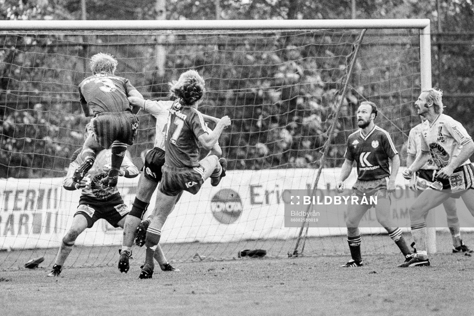 Fotboll, Skandiacupen, Mjällby - Kalmar FF, 1-4: Magnus Arvidsson, Peter Karlsson och Johnny Erlandsson, Kalmar oroar mjällbys försvar.