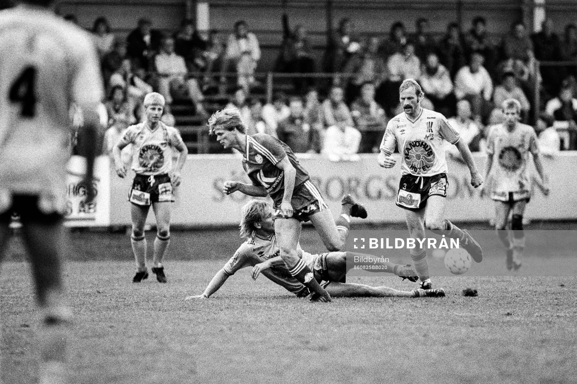 Hans Larsson, Mjällby med en glidtackling