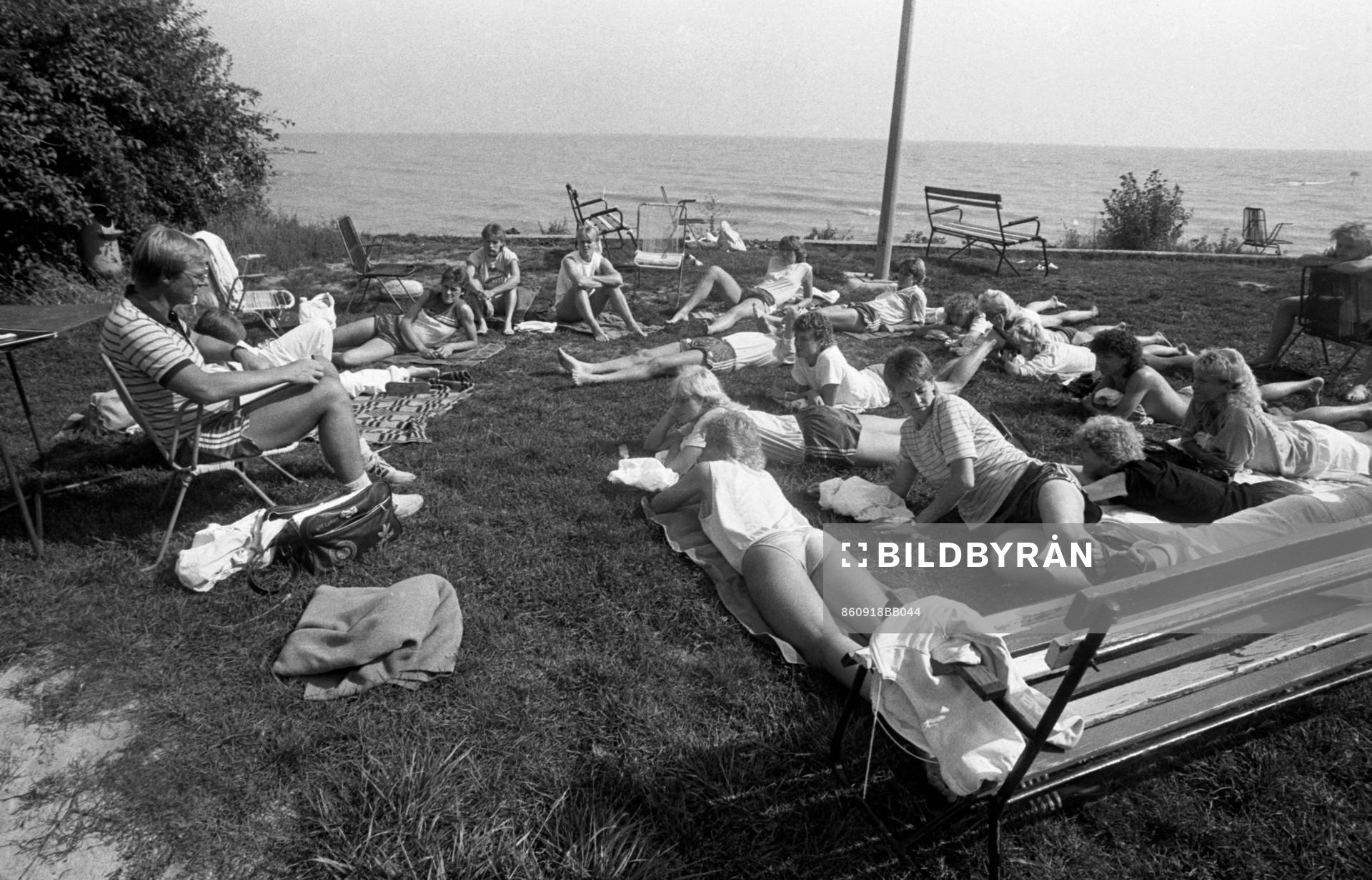 Förbundskapten Ulf Lyfors med spelarna vid stranden