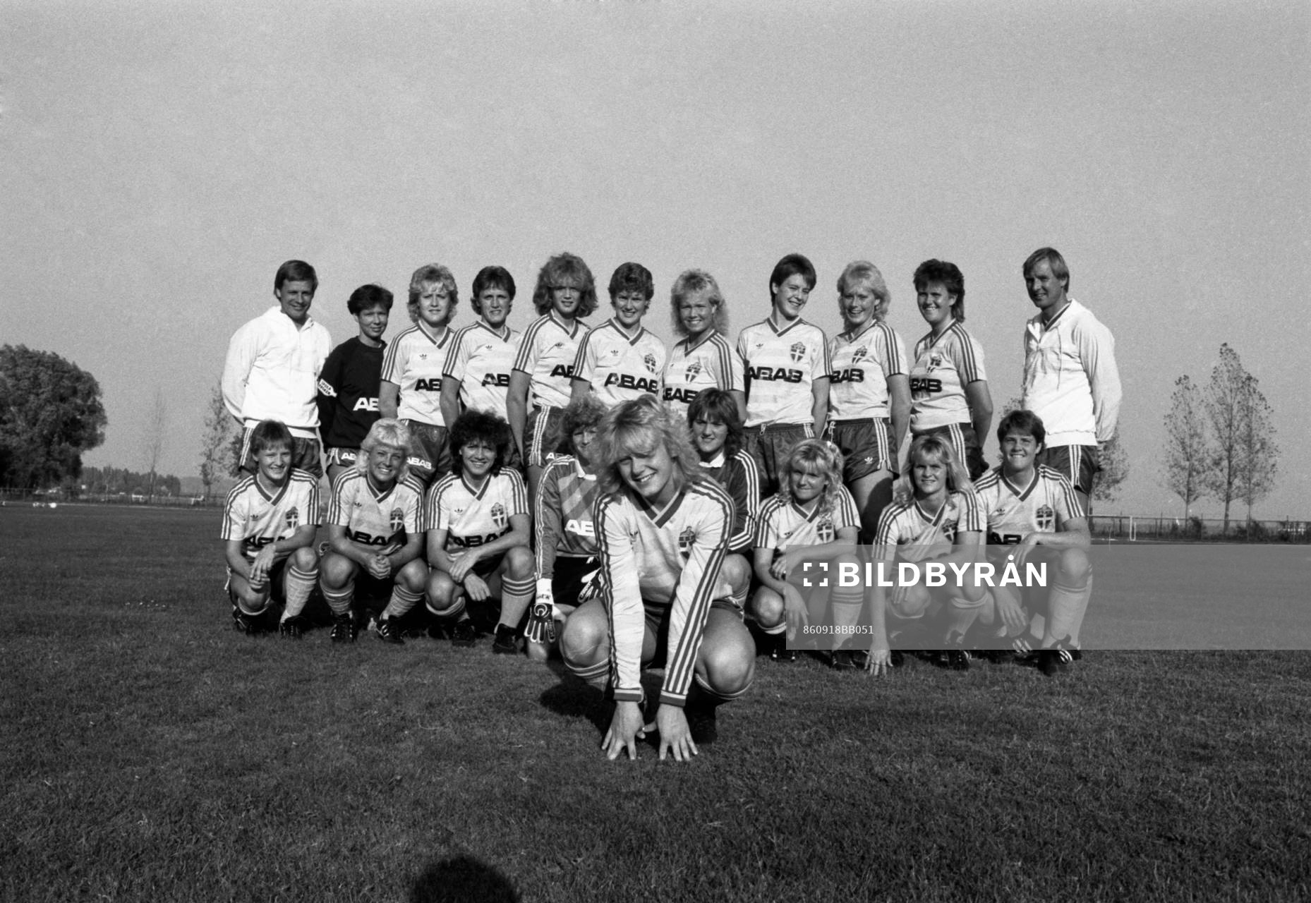 860918 Fotboll, dam, Ungern - Sverige, 1-4: Bakre raden fr.