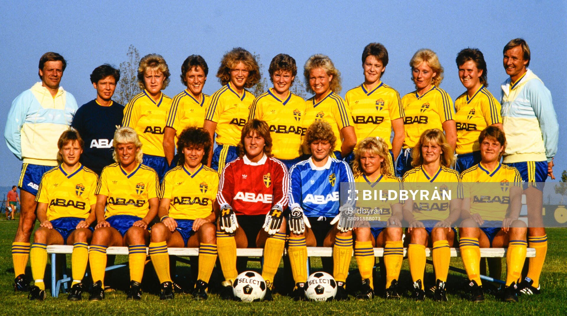 Fotboll, dam, landskamp, Ungern - Sverige, 1-4: Bakre raden fr. v Kaj Hansson, tränare, Birgitta Punsar, sjukgymnast, Ingrid Johansson, Marie Karlsson, Anneli Gustavsson, Lena Videkull, Gunilla Axén, Anette Palm, Anette Hansson, Annika Eriksson, Ulf Lyfors, förbundskapten Främre raden fr. v Doris Uusitalo, Anna Svenjeby, Anette Börjesson, Marina Persson, målvakt, Elisabeth Leidinge, målvakt, Eva Kärrberg, Karin Åhman och Pia Sundhage.