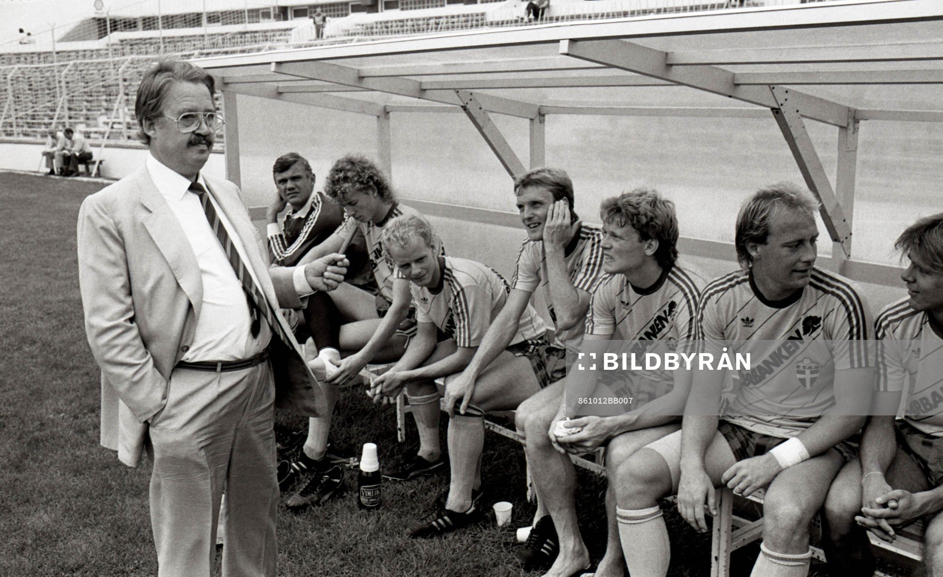 Börje Lantz hälsar på svenska spelarna