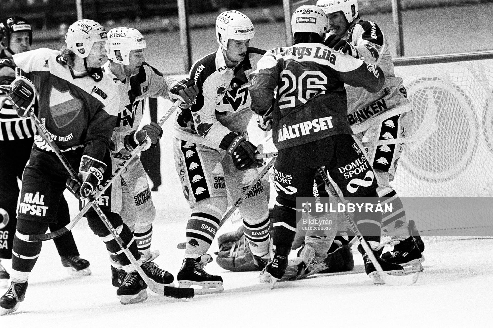 Trångt framför Kenneth Johansson, målvakt i HV71