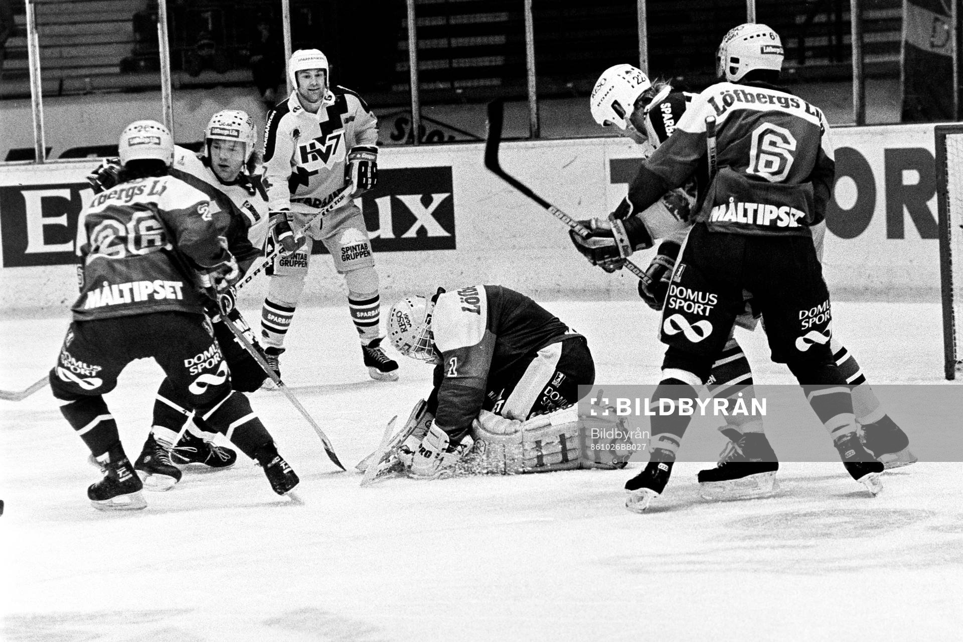 Djurgården målvakt Rolf Ridderwall med pucken i säkert