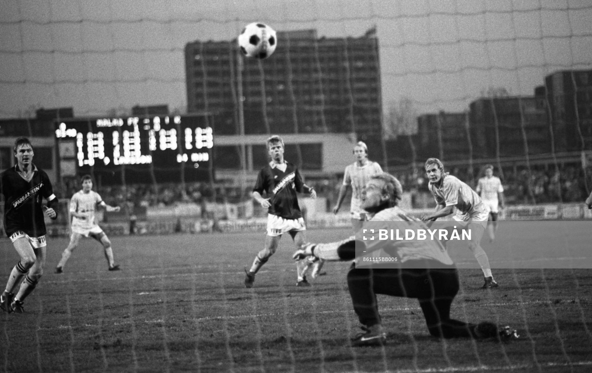   Mål, Bernt Ljung tvingas släppa in en boll, Lasse Larsson, Malmö, jubel