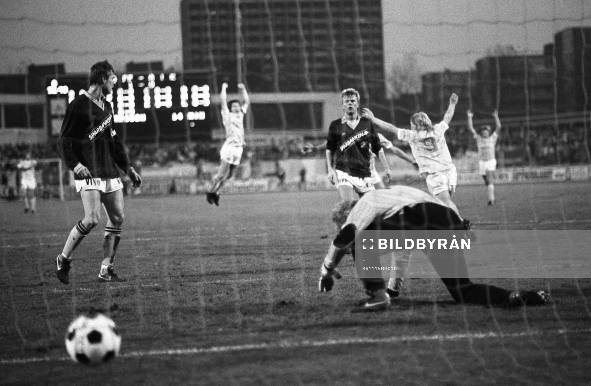  Mål, Bernt Ljung tvingas släppa in en boll, Lasse Larsson, Malmö, jubel