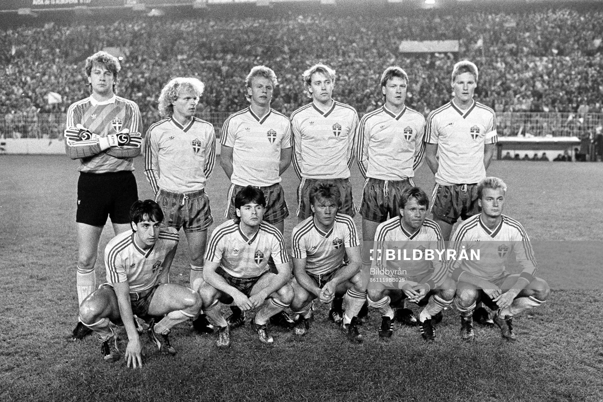  Sveriges startelva, bakre raden fr. v: Sven Andersson, målvakt, Martin Holmberg, Mats-Ola Carlsson, Ola Svensson, Göran Arnberg och Peter Lönn. Främre raden fr. v: Deval Eminovski, Anders Limpar, Björn Kindlund, Mats Jingblad och Lars Zetterlund.