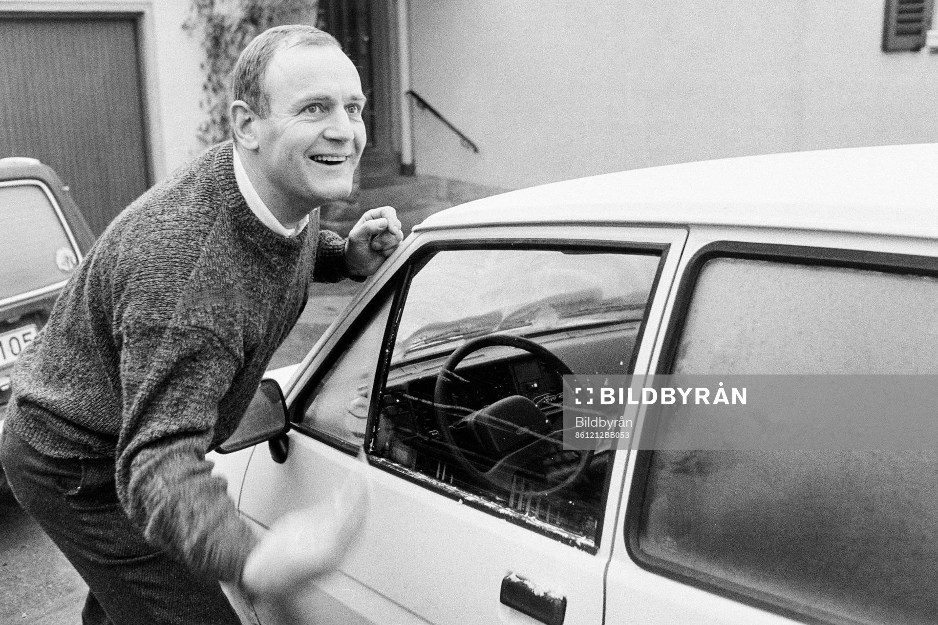 Ulf Sterner skrapar bilrutorna