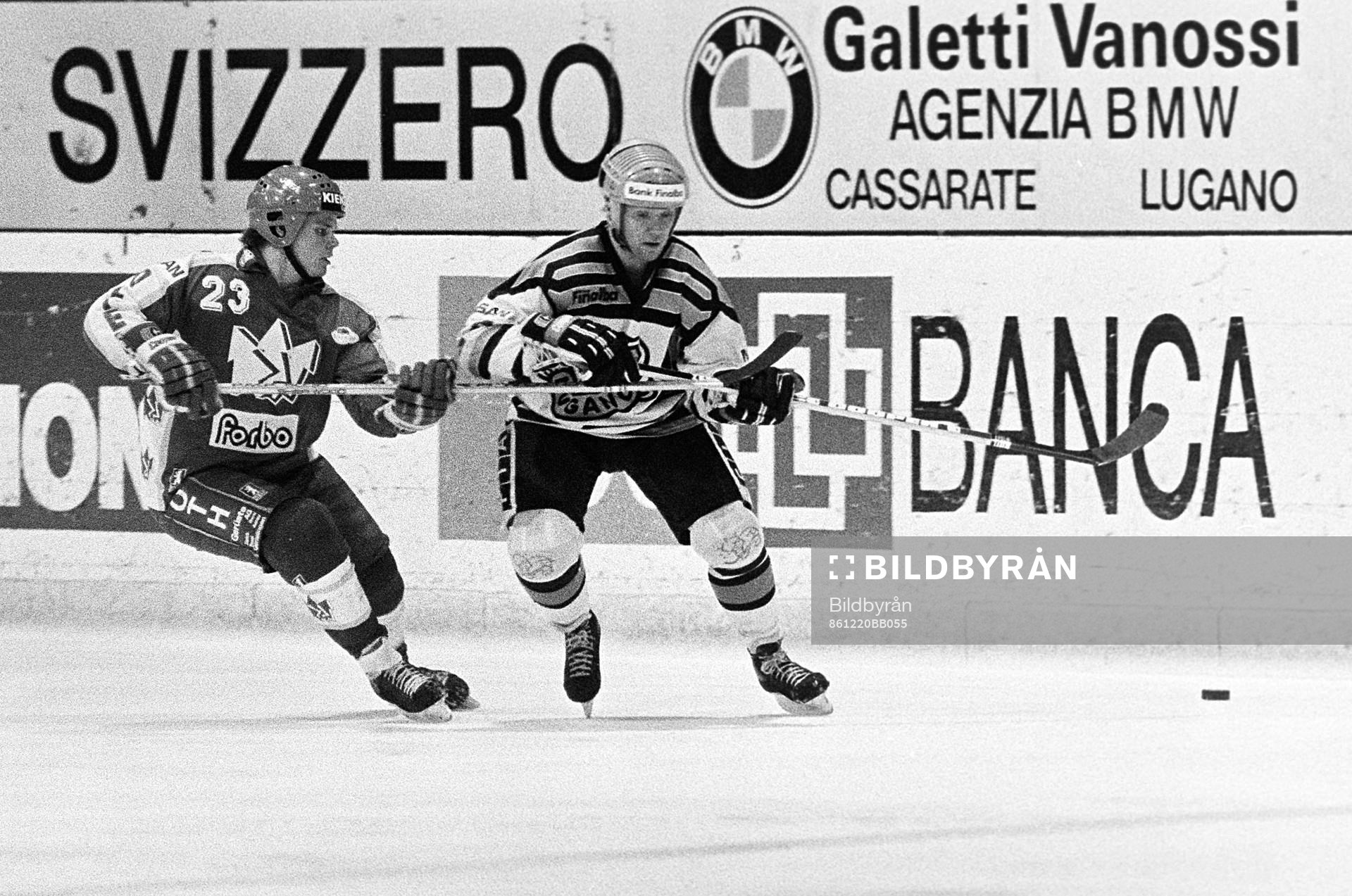 Kent Johansson, Lugano med pucken och Bruce Eakin, Olten