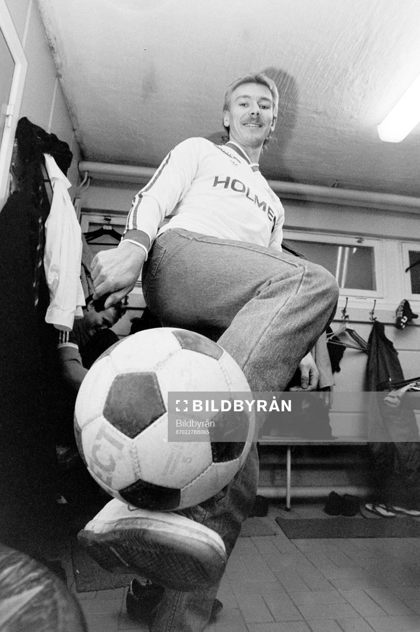 Fotboll, Allsvenskan, förhands, IFK Norrköping:  Jan Hellström kickar i omklädningsrummet.