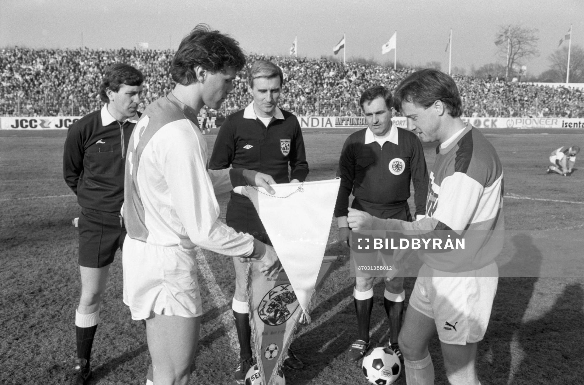 Lagkaptenerna Marco van Basten och Ingemar Erlandsson