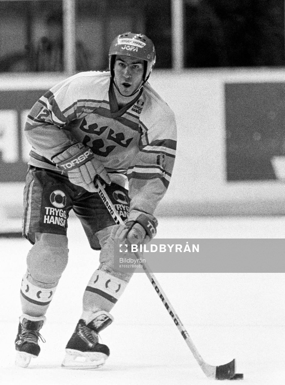 870327 Ishockey, träningsmatch, Sverige - Tjeckoslovakien,