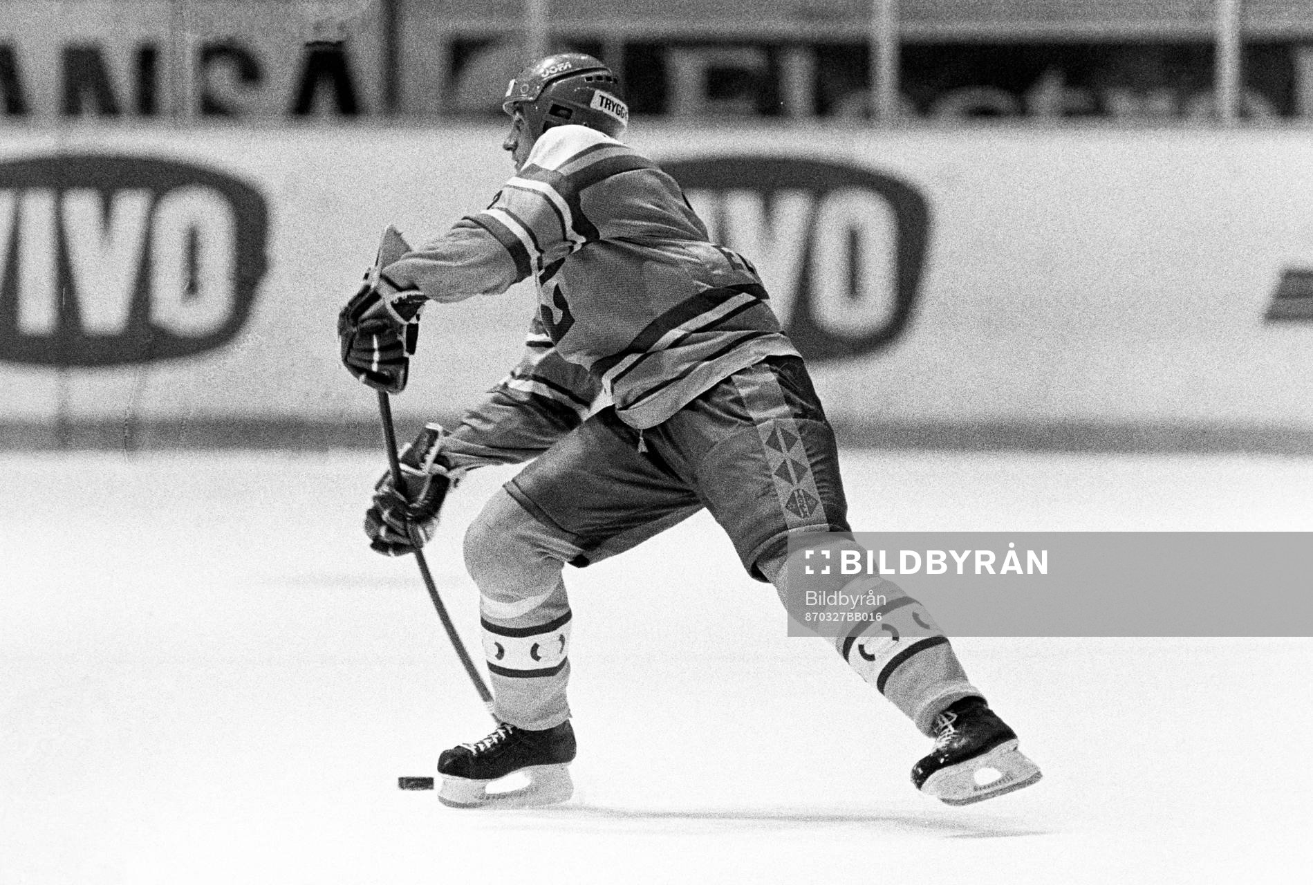 870327 Ishockey, träningsmatch, Sverige - Tjeckoslovakien,
