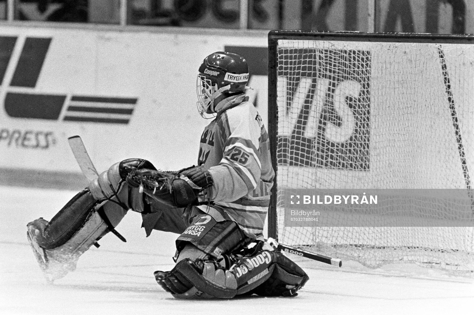 870327 Ishockey, träningsmatch, Sverige - Tjeckoslovakien,