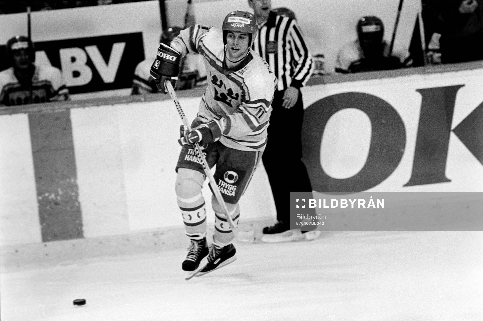 Sveriges Thomas Ljungberg med pucken
