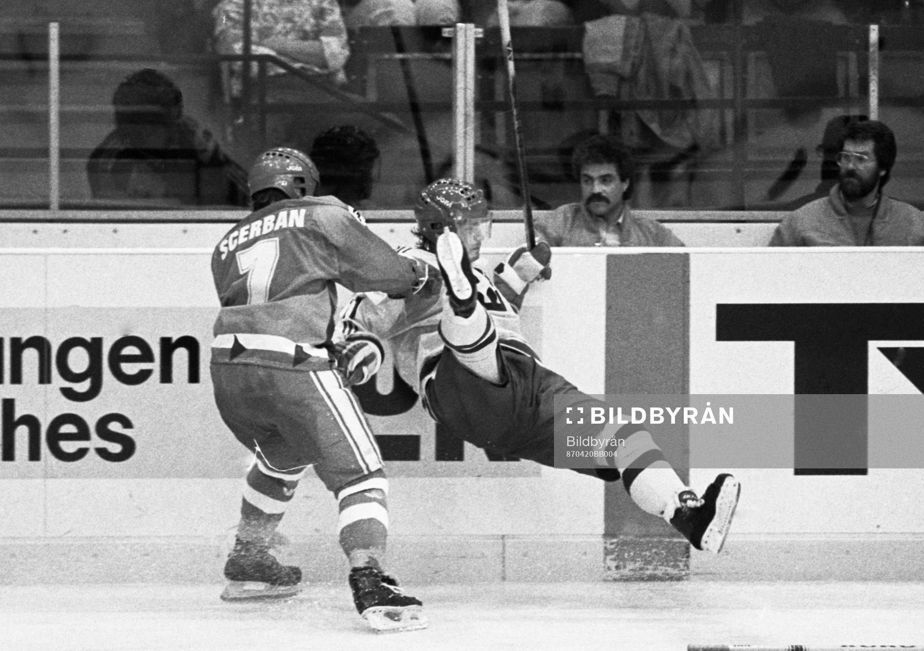 Scerban, Tjeckoslovaken tacklar Håkan Loob