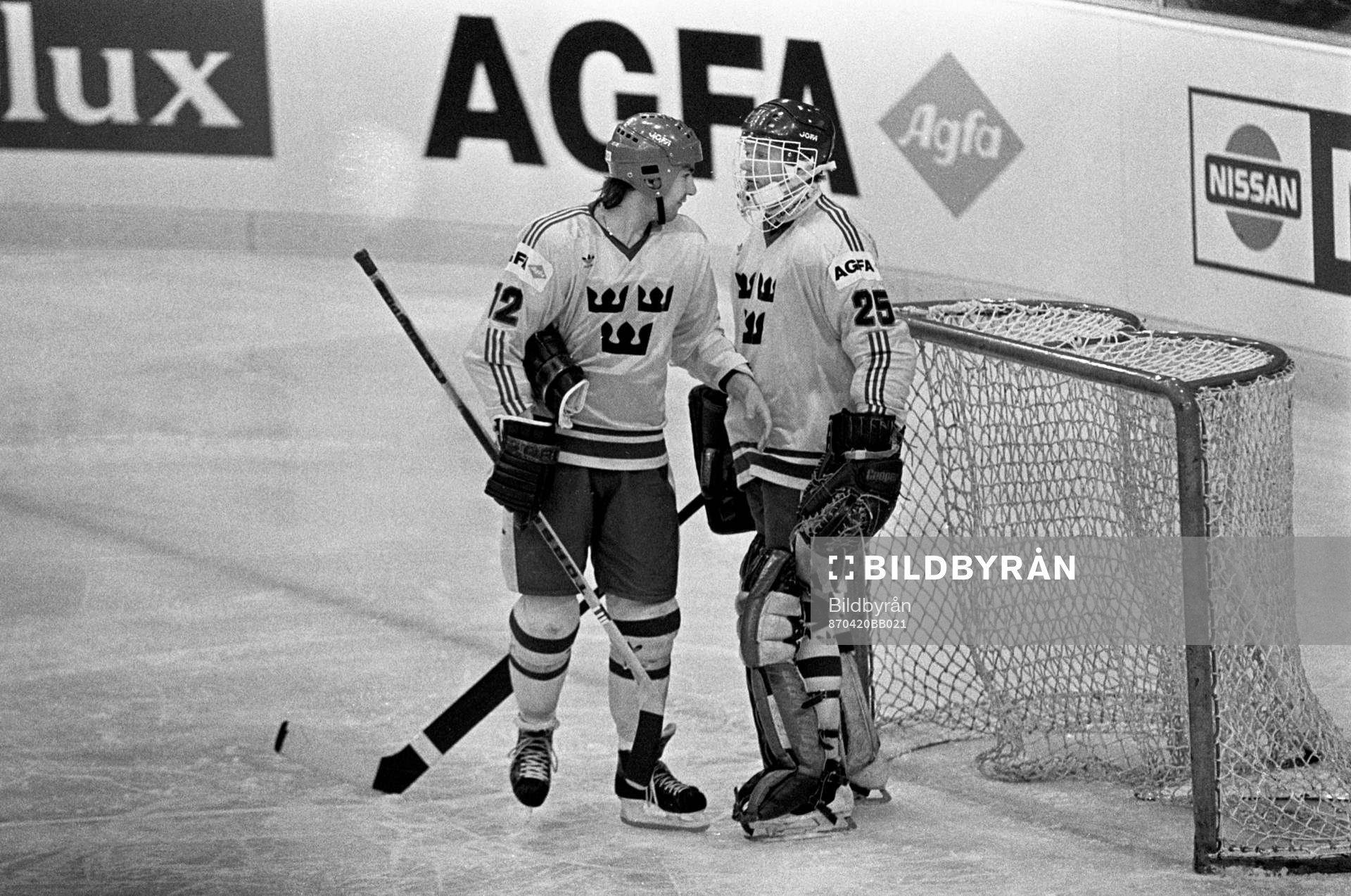 Mikael Andersson och sveriges målvakt Åke Lilljebjörn i
