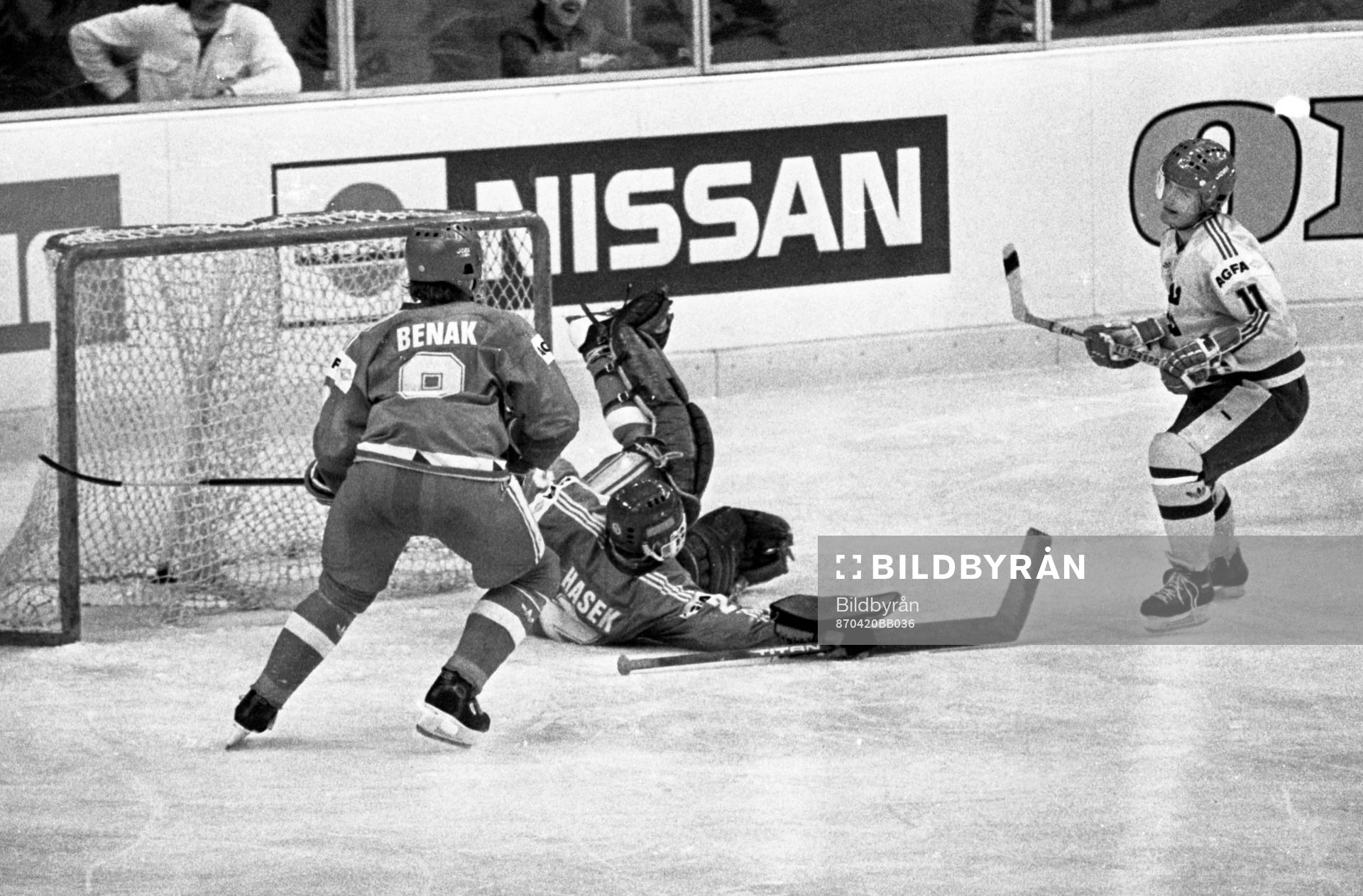 Håkan Loob framför tjeckernas målvakt Dominik Hasek