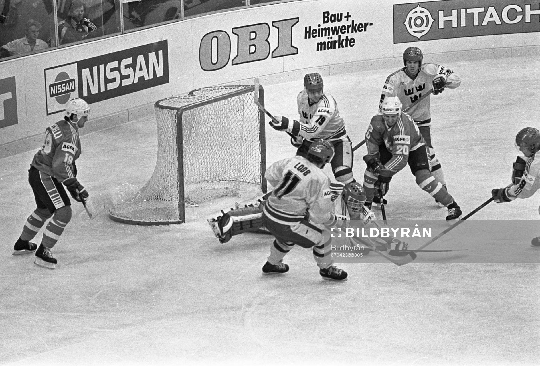 Sveriges målvakt Peter Lindmark tar hand om pucken