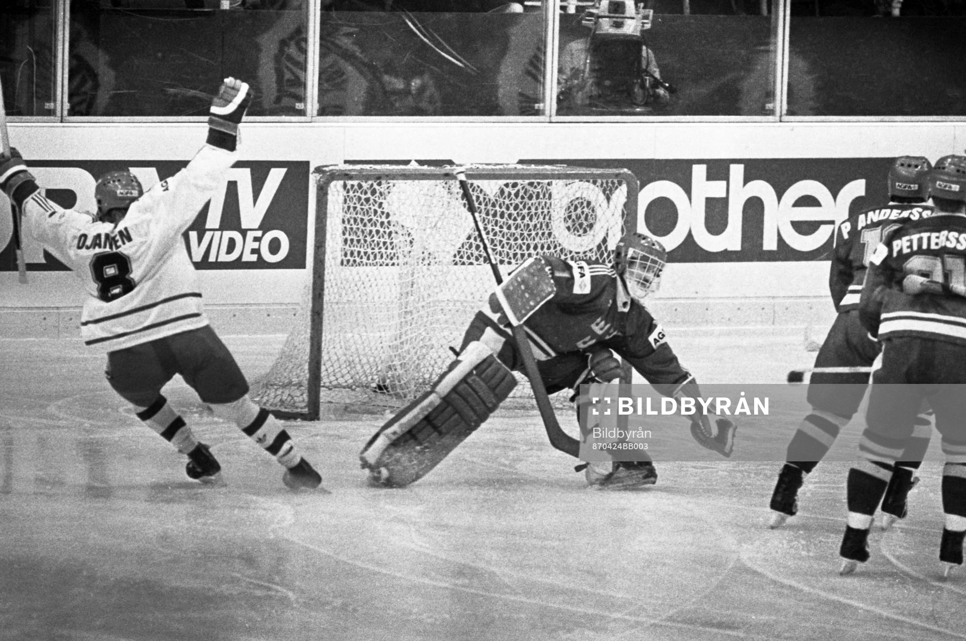 Finlands Janne Ojanen jublar