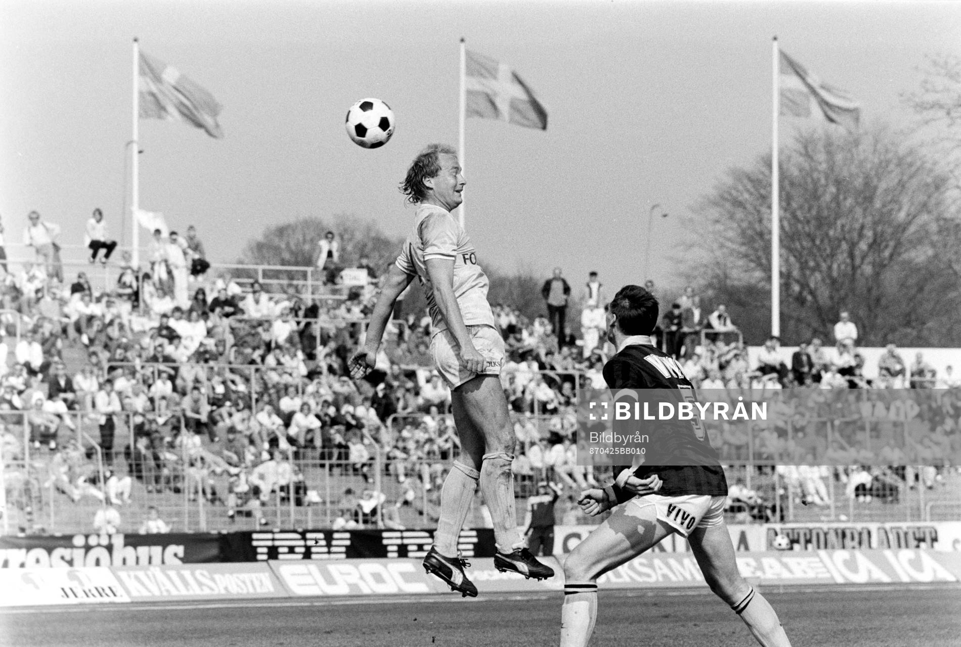 Malmös Mats Magnusson i en luftduell med Sven Dahlkvist,