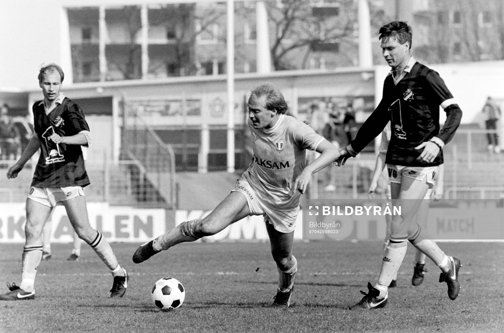 Malmös Mats Magnusson framför Sven Dahlkvist, AIK