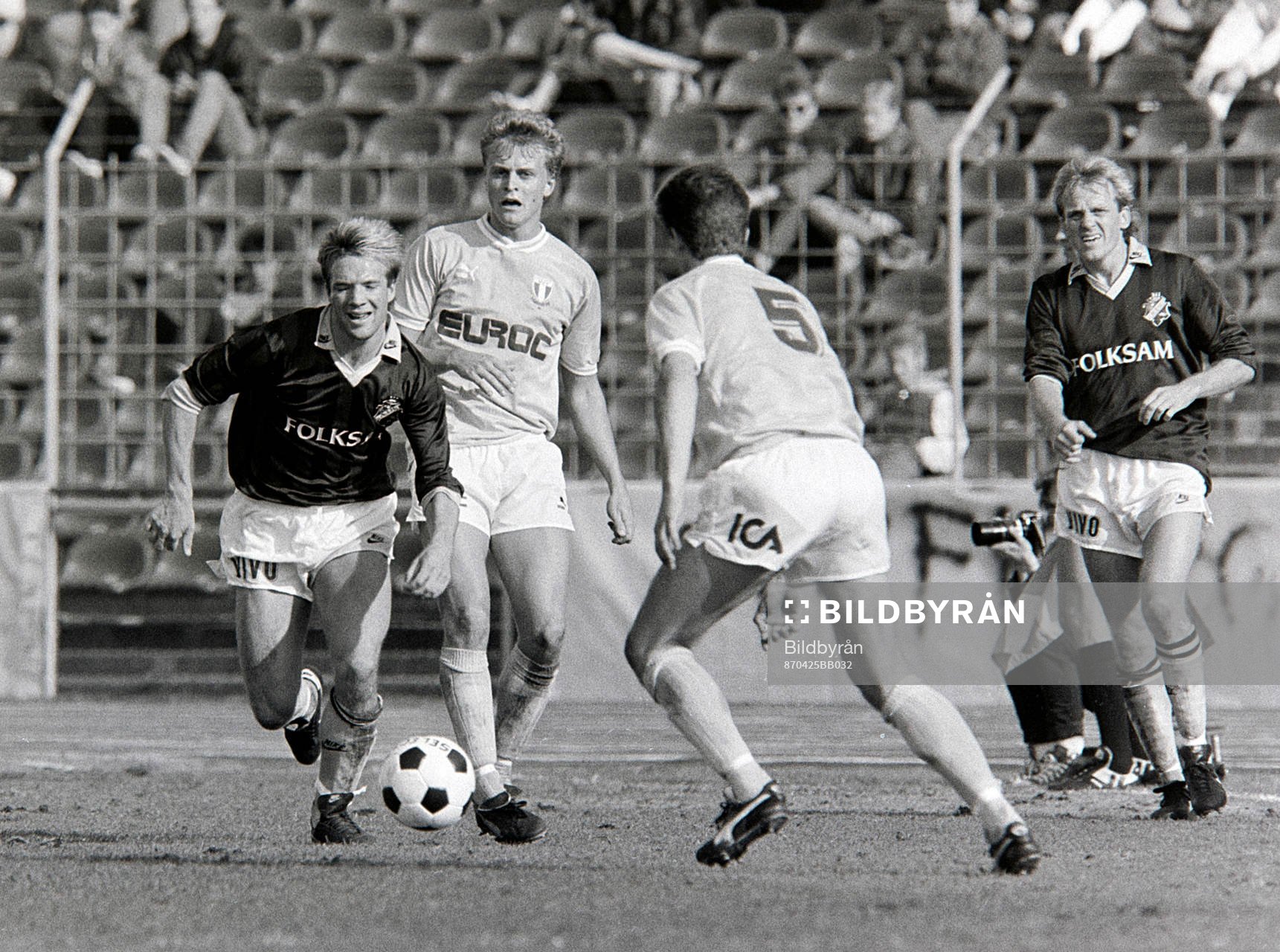 Kim Bergstrand, AIK uppvaktas av malmös Jonas Thern och