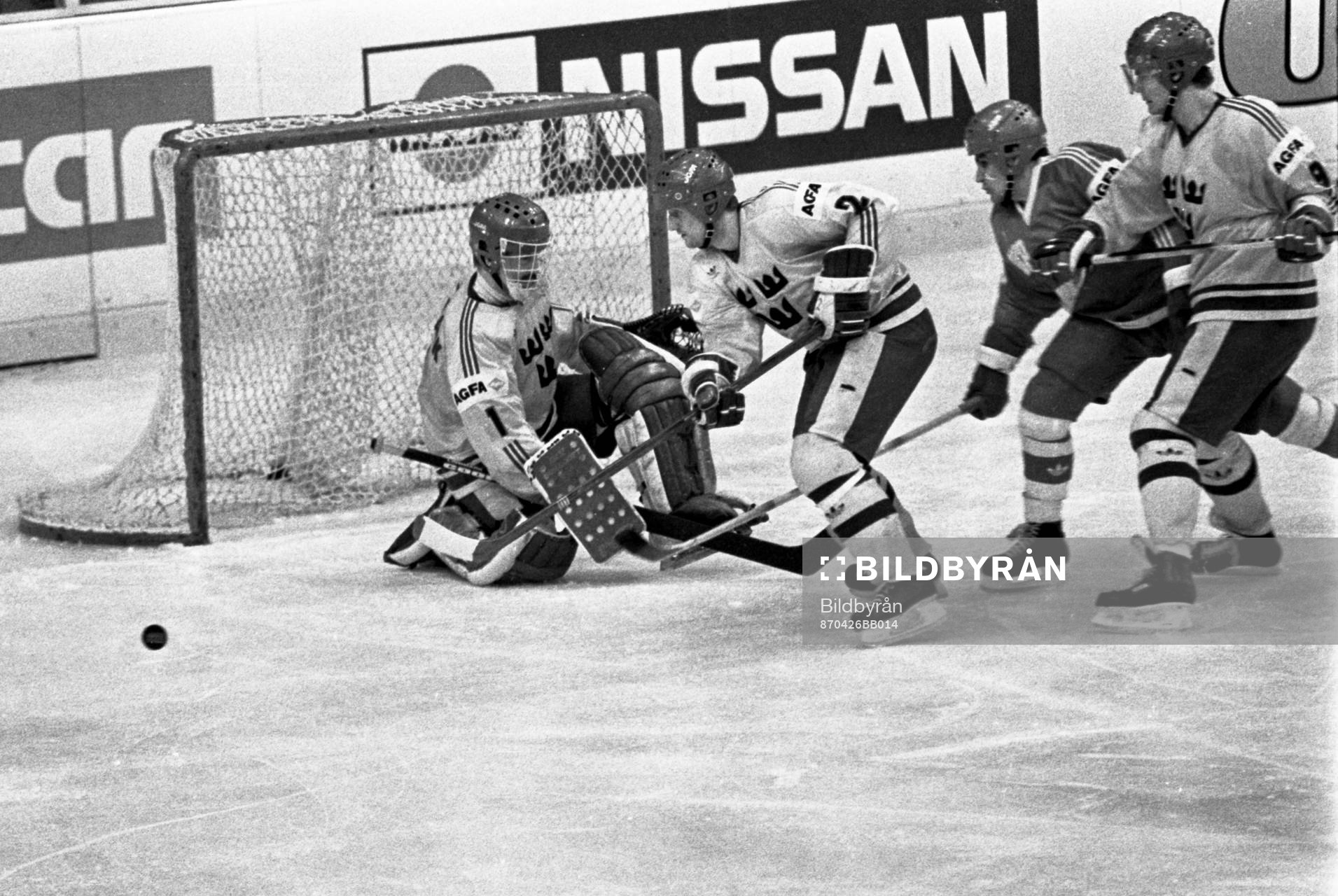 Sveriges målvakt Peter Lindmark och Anders Eldebrink i