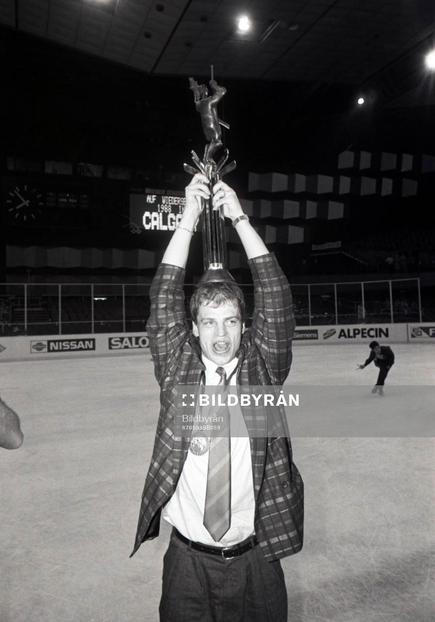 Bengt-Åke Gustafsson höjer pokalen som världsmästare