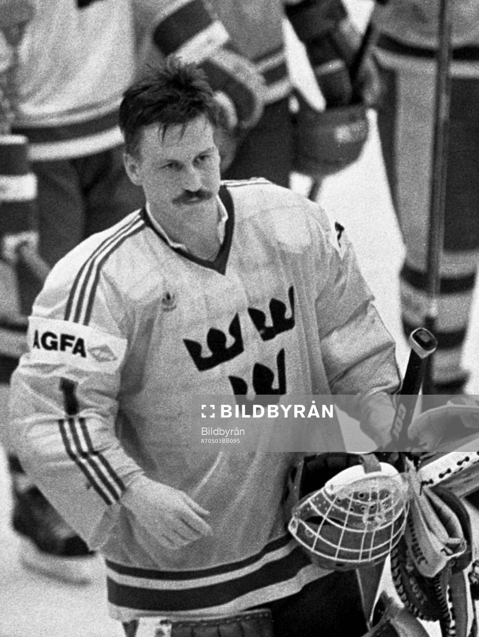Sveriges målvakt Peter Lindmark, matchens lirare höll