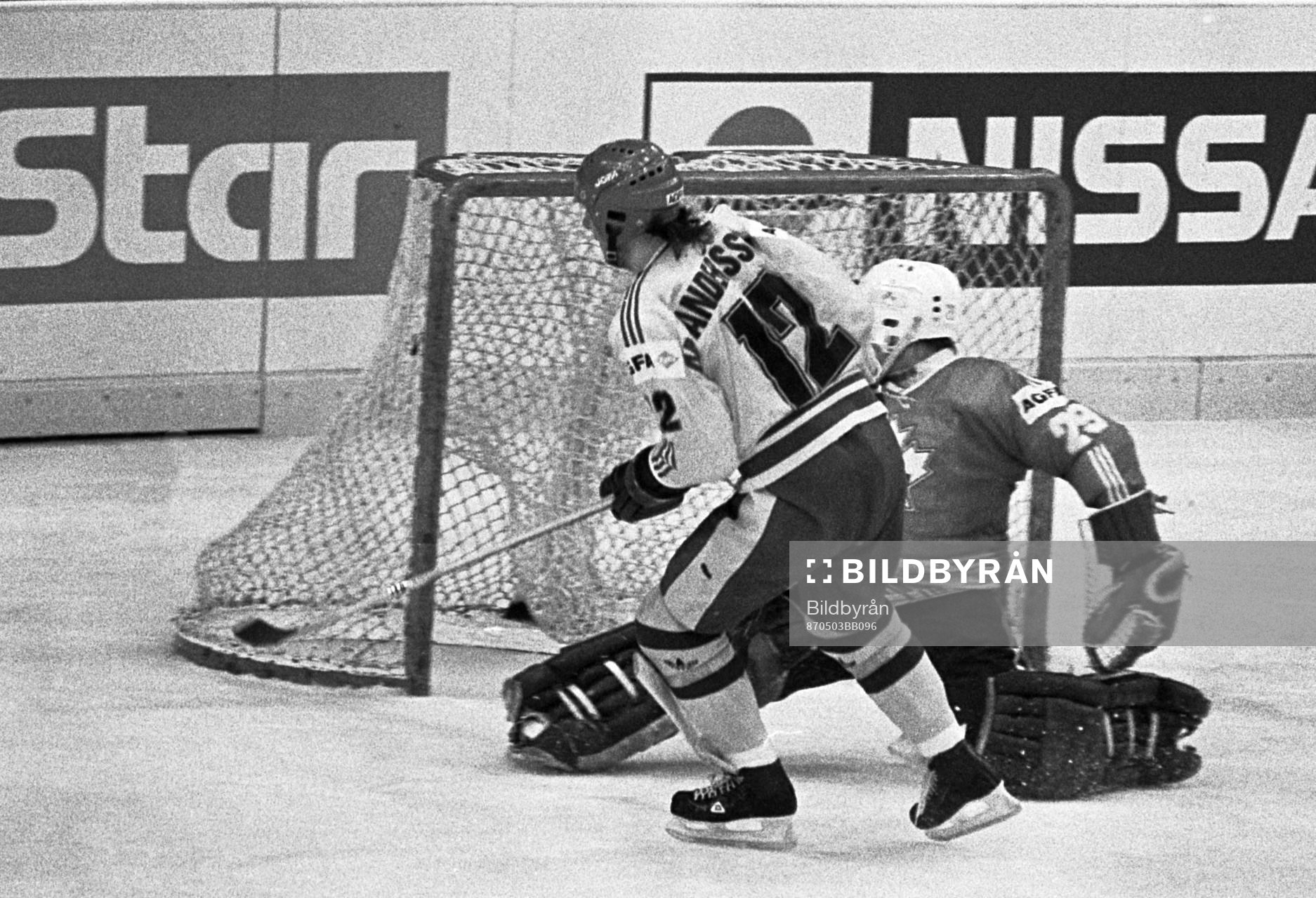 Mikael Andersson överlistar kanadas målvakt Robert Glenn