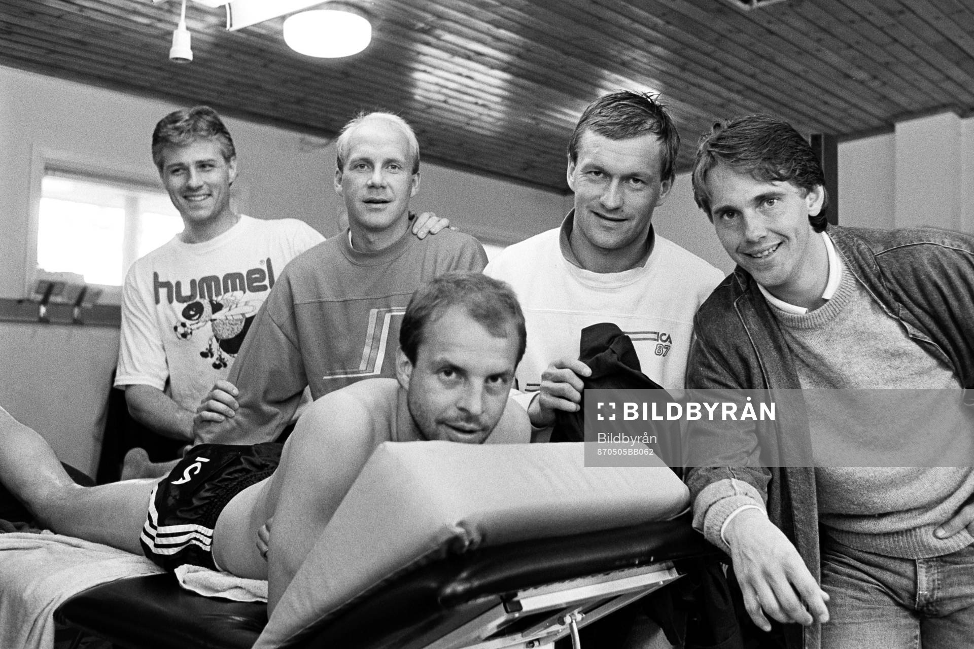 På bänken Tommy Holmgren, bakifrån fr. v Glenn Hysén,