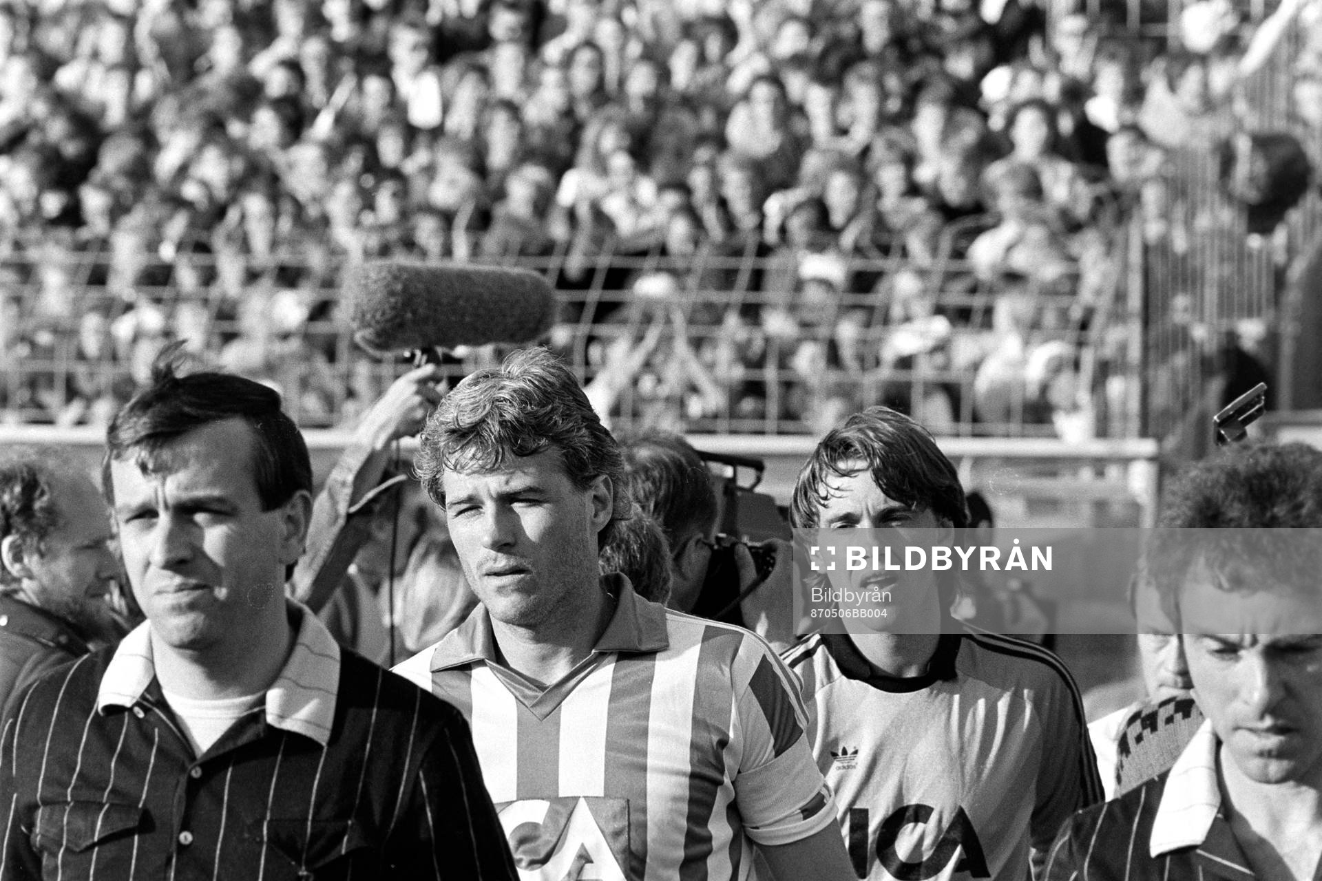 Glenn Hysén och Thomas Wernerson på väg in på Nya Ullevi