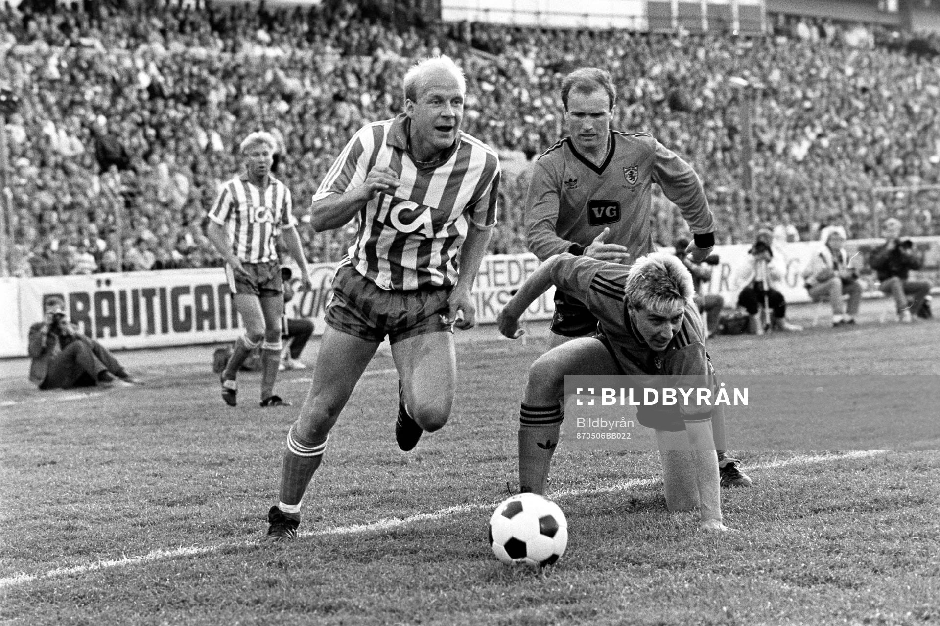 Tord Holmgren, Göteborg tar sig förbi två dundeespelare