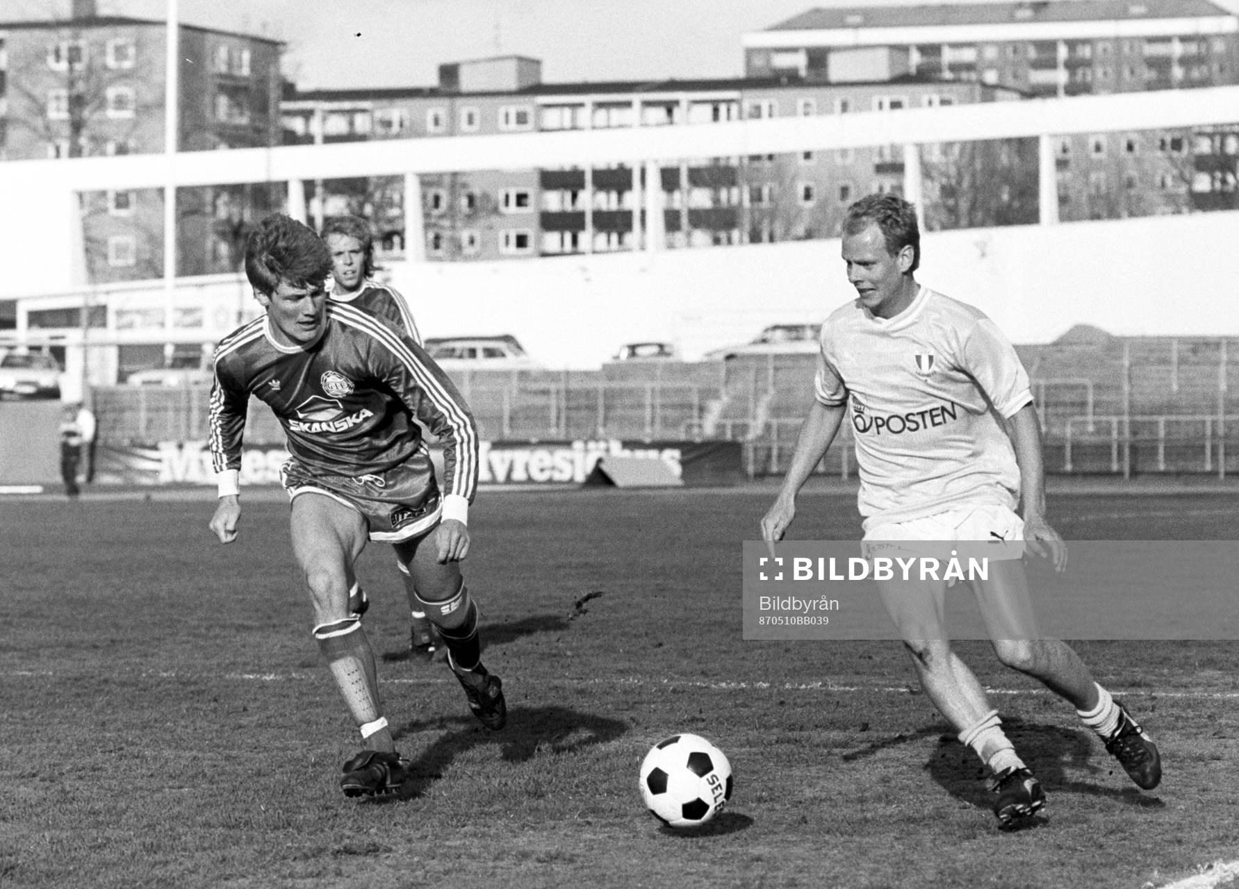  Fotboll, Allsvenskan, Malmö FF - GIF Sundsvall, 3-1: Michael Brundin, Sundsvall och Anders Palmér Malmö.