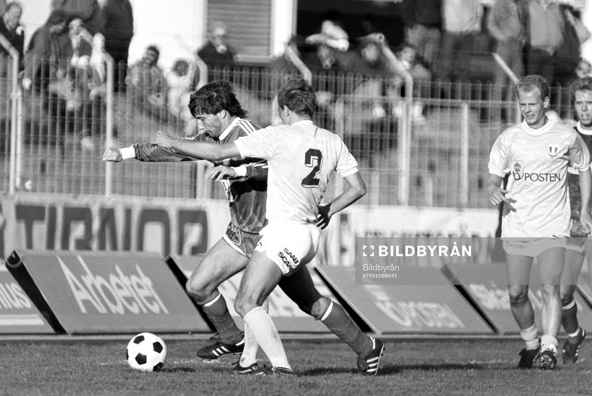  Fotboll, Allsvenskan, Malmö FF - GIF Sundsvall, 3-1: Leif Forsberg, Sundsvall och Torbjörn Persson, Malmö i kamp om bollen.