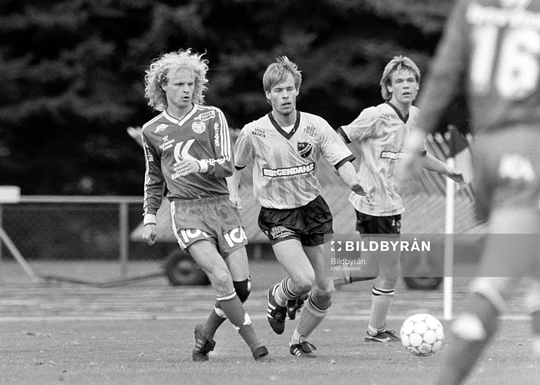 Kalmars Martin Holmberg med bollen utmanas av hässleholms