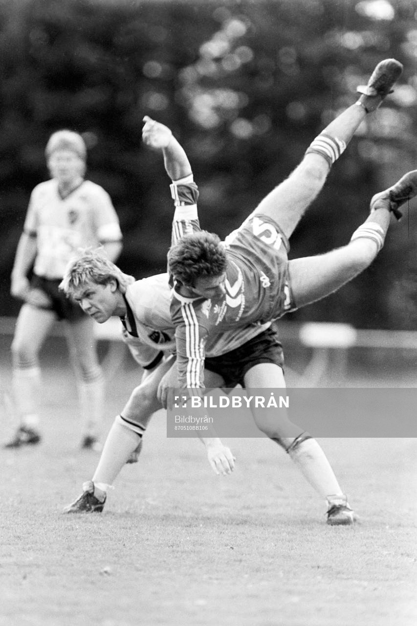 Hässleholms Mikael Svensson bjuder en kalmarspelare på en