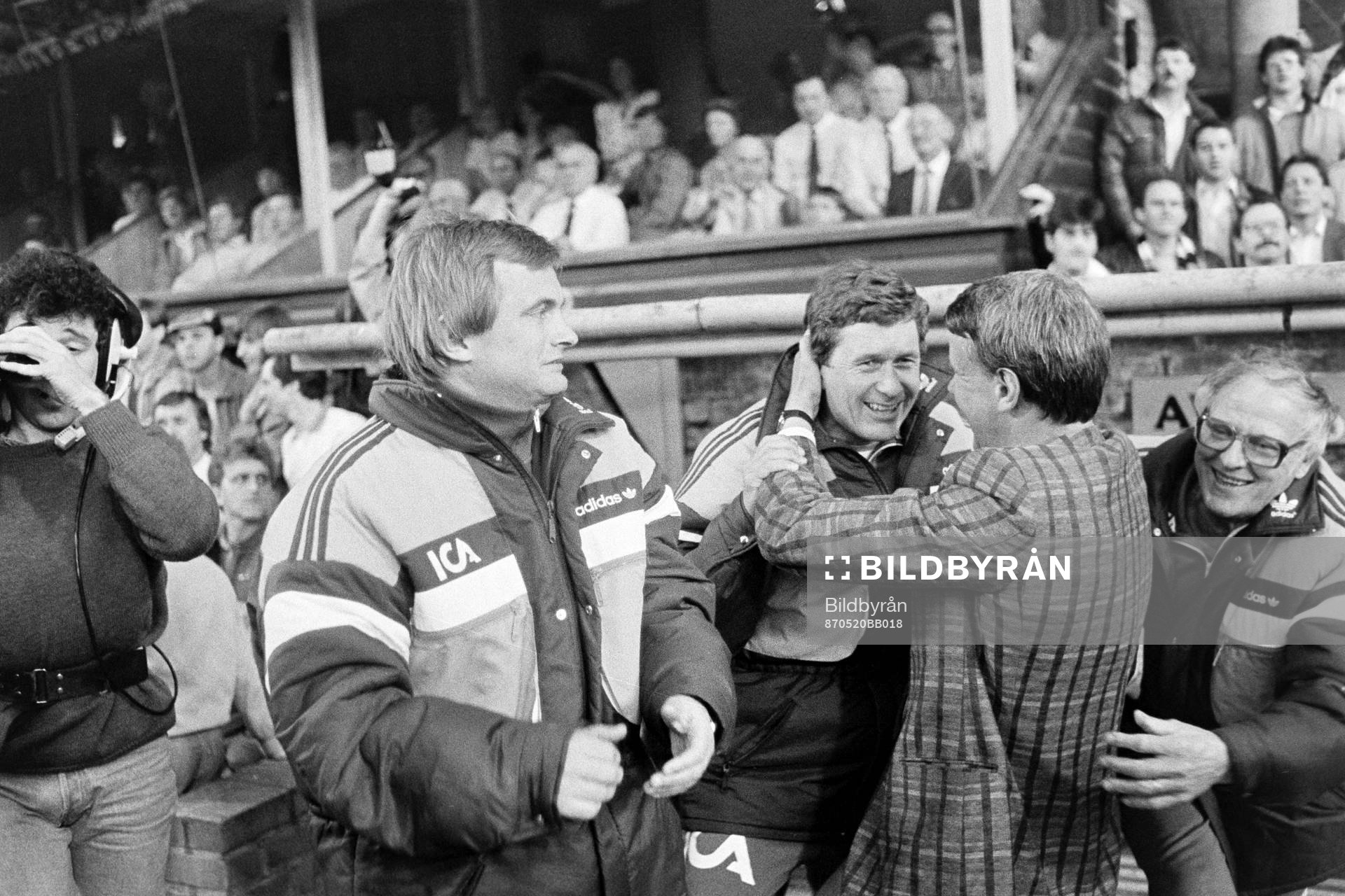  Gunder Bengtsson, tränare och bänken jublar efter matchen.